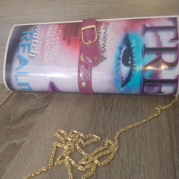 Ruby Collection Trends Makeup Magazine Crossbody Purse - Picture 2 of 12